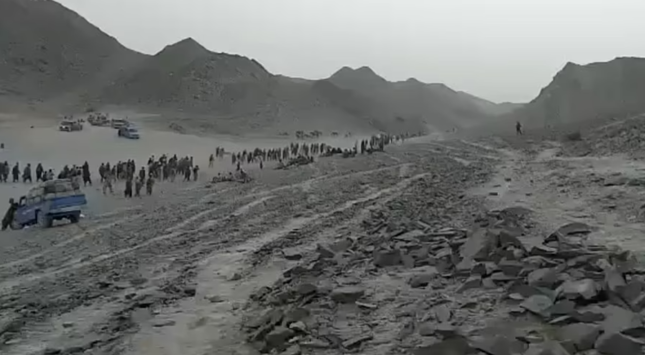 Taliban'dan kaçış sürüyor! Binlerce kişi kendini çöle attı